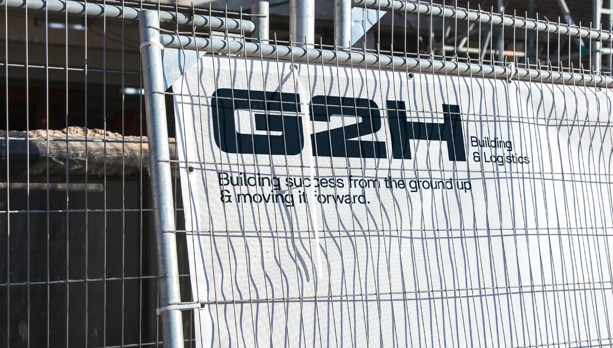 Bâche G2H accrochée à une clôture de chantier