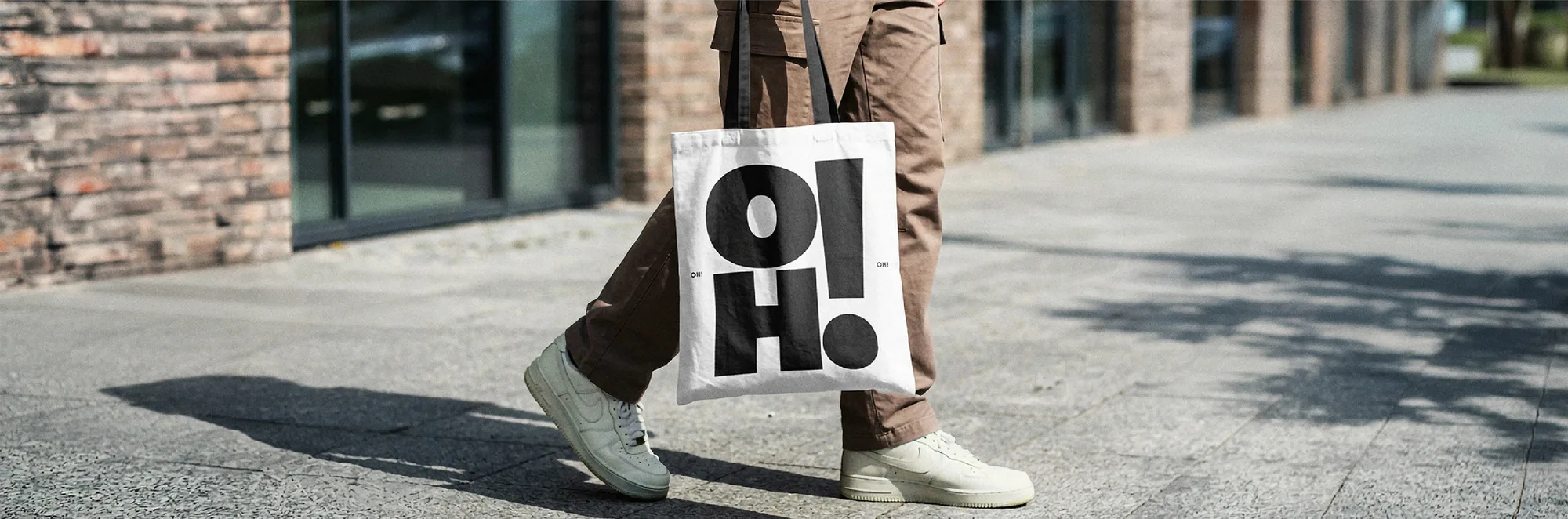 Un tote bag OH! porté dans la rue